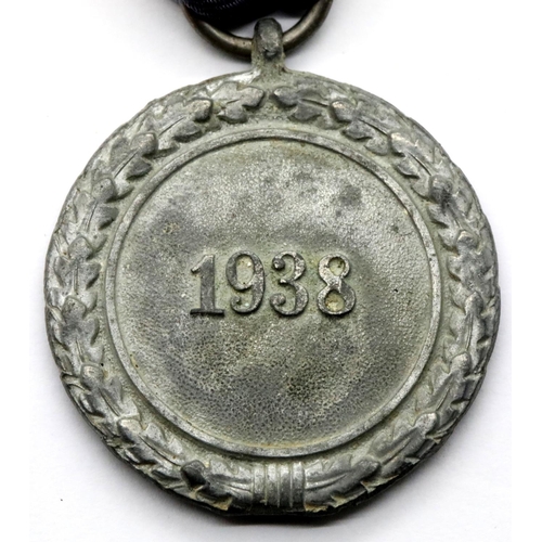 3413 - German WWII Luftschutz medal. P&P Group 1 (£14+VAT for the first lot and £1+VAT for subsequent lots)