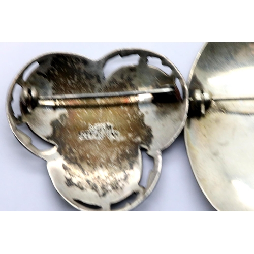 1040 - Two Siam niello sterling silver brooches, largest 46 mm. P&P Group 1 (£14+VAT for the first lot and ... 