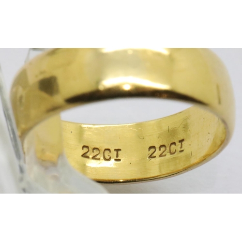 1071 - 22ct yellow gold wedding band, size K, 5.2g. P&P Group 1 (£14+VAT for the first lot and £1+VAT for s... 