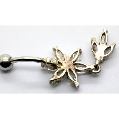 1072 - Silver belly button pierced flower. P&P Group 1 (£14+VAT for the first lot and £1+VAT for subsequent... 