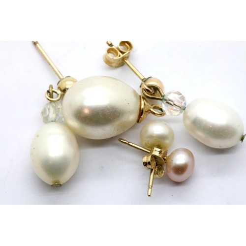 1086 - Two pairs of pearl mounted presumed gold studs and a yellow metal mounted pearl pendant. P&P Group 1... 