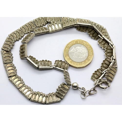 1123 - Silver necklace, L: 43 cm, 18g. P&P Group 1 (£14+VAT for the first lot and £1+VAT for subsequent lot... 