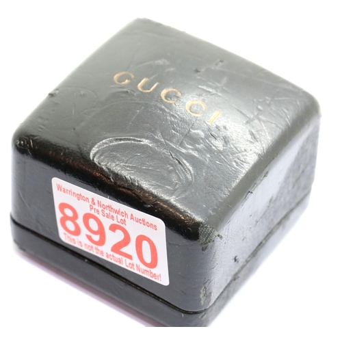 1131 - Original ladies Gucci wristwatch in Gucci box. P&P Group 1 (£14+VAT for the first lot and £1+VAT for... 