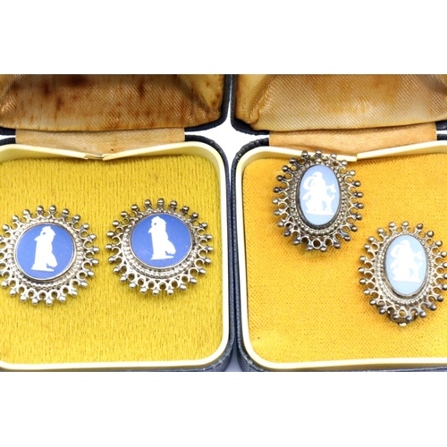 1135 - Two pairs of Wedgwood earrings, boxed. P&P Group 1 (£14+VAT for the first lot and £1+VAT for subsequ... 