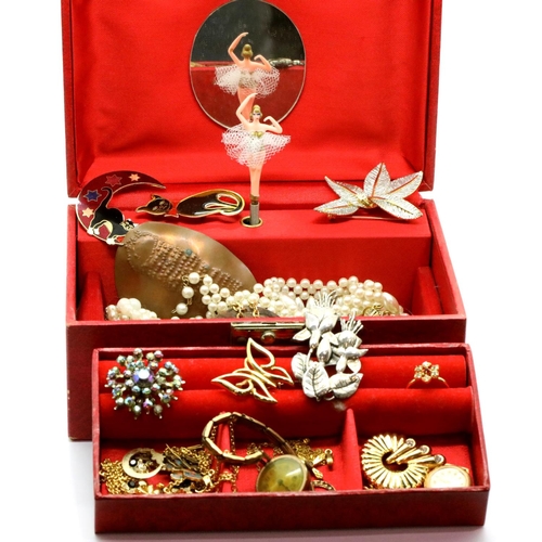 1140 - Musical jewellery box with contents. P&P Group 2 (£18+VAT for the first lot and £3+VAT for subsequen... 