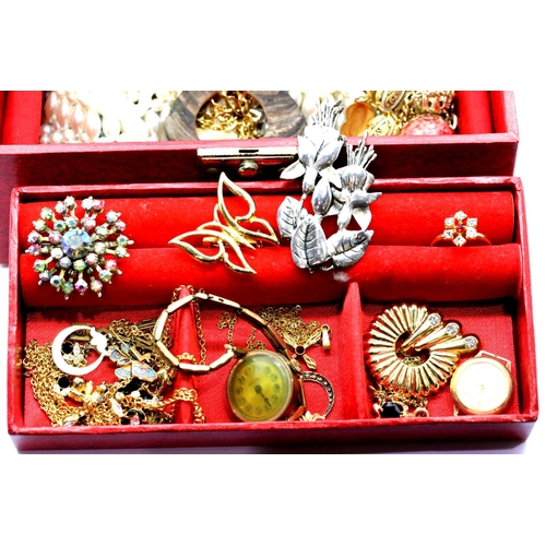 1140 - Musical jewellery box with contents. P&P Group 2 (£18+VAT for the first lot and £3+VAT for subsequen... 