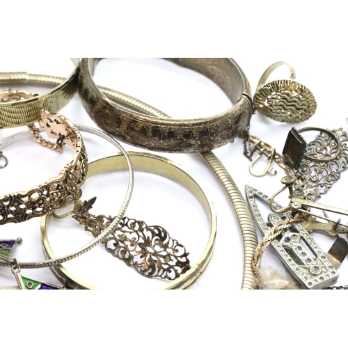 1154 - Mixed white metal and silver jewellery.  P&P Group 1 (£14+VAT for the first lot and £1+VAT for subse... 