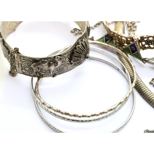 1154 - Mixed white metal and silver jewellery.  P&P Group 1 (£14+VAT for the first lot and £1+VAT for subse... 