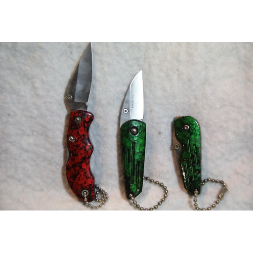 1241 - Three small Whitby pocket knives (blade length 5 cm)  P&P Group 1 (£14+VAT for the first lot and £1+... 