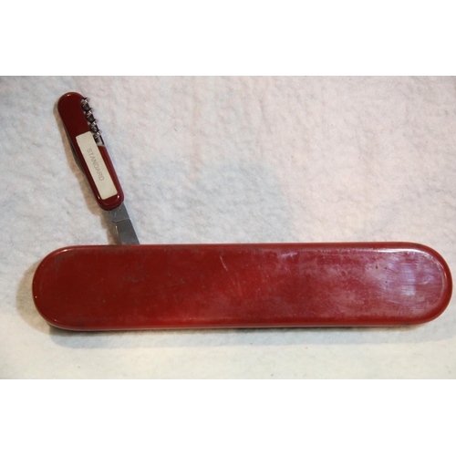 1255 - Swiss Wenger pen knife display stand, L: 27 cm, with one knife. P&P Group 2 (£18+VAT for the first l... 