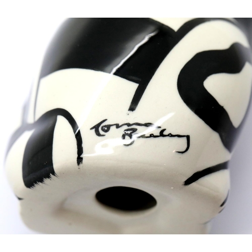 1334 - Lorna Bailey cat Humbug, H: 18 cm. P&P Group 2 (£18+VAT for the first lot and £3+VAT for subsequent ... 