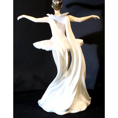 1335 - Coalport ladies opera heroines collection, Margot Fonteyn. P&P Group 3 (£25+VAT for the first lot an... 