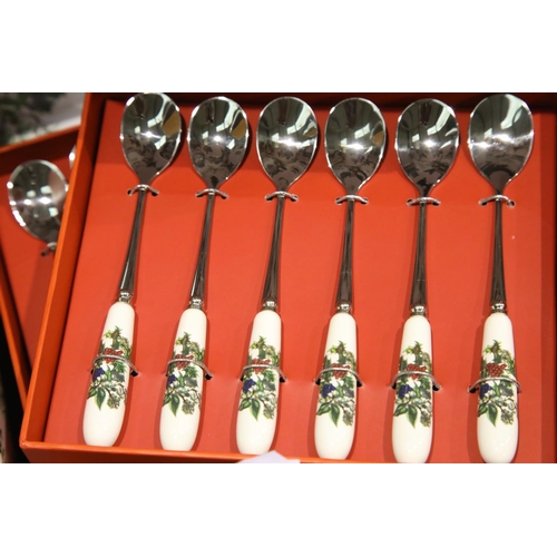 1386 - Five boxed Portmeirion the Holly and the Ivy collection, two x 6 teaspoons, two tier cake stand, foo... 