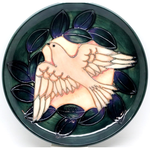 1389 - Boxed Moorcroft limited edition 1993 Doves year plate 303/500. P&P group 2 (£18+ VAT for the first l... 