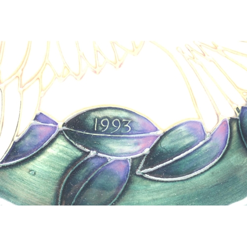 1389 - Boxed Moorcroft limited edition 1993 Doves year plate 303/500. P&P group 2 (£18+ VAT for the first l... 