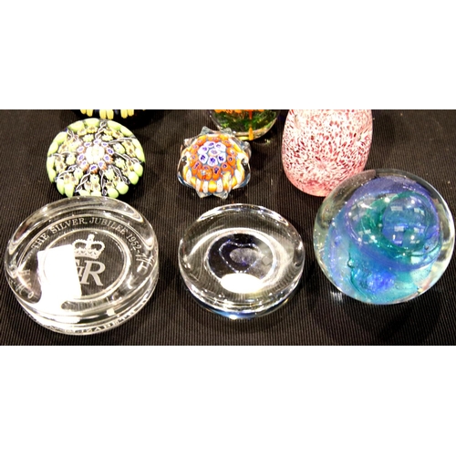 1363 - Collection of mixed vintage glass paperweights, including Wedgwood. P&P Group 3 (£25+VAT for the fir... 