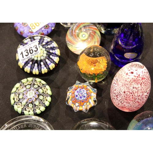 1363 - Collection of mixed vintage glass paperweights, including Wedgwood. P&P Group 3 (£25+VAT for the fir... 