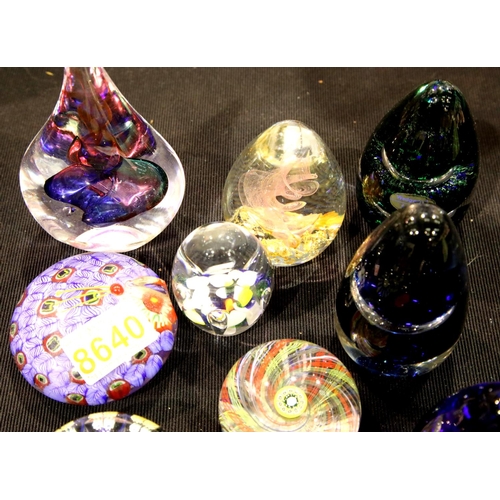 1363 - Collection of mixed vintage glass paperweights, including Wedgwood. P&P Group 3 (£25+VAT for the fir... 