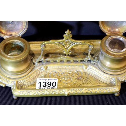 1390 - Brass desk set with one glass liner, L: 38 cm. P&P Group 2 (£18+VAT for the first lot and £3+VAT for... 