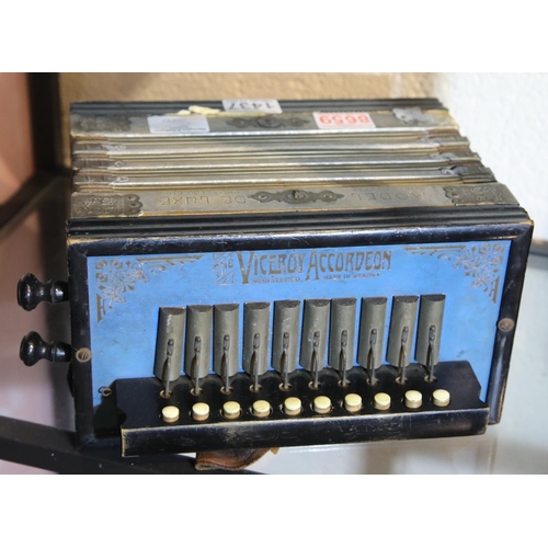 1437 - Vintage Viceroy model deluxe accordion with bronze reeds. P&P Group 2 (£18+VAT for the first lot and... 