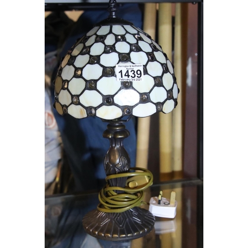 1439 - Modern lamp with glass shade. P&P Group 3 (£25+VAT for the first lot and £5+VAT for subsequent lots)... 