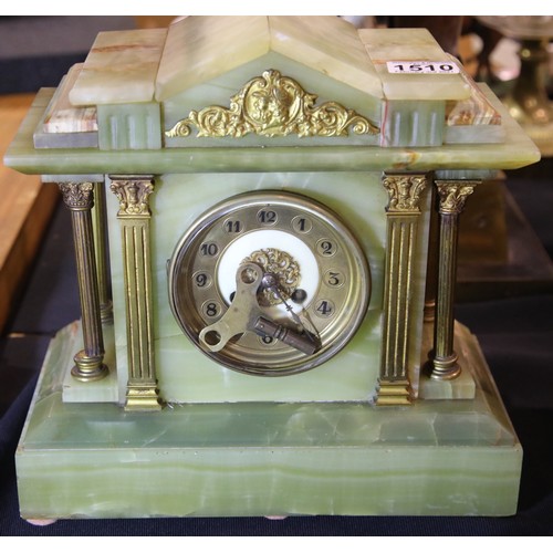 1510 - Victorian green onyx cased chiming mantel clock with with key and pendulum, H: 28 cm, working at tim... 