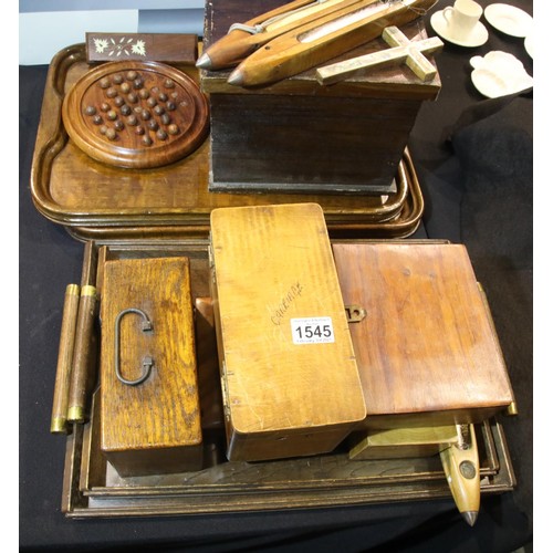 1545 - Four wooden trays, boxes, shuttles and other wooden items. P&P Group 3 (£25+VAT for the first lot an... 