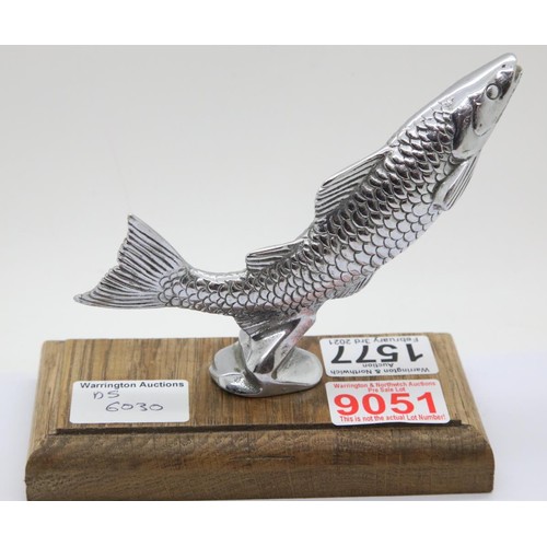 1577 - Vintage car mascot of leaping salmon by Desmo on an oak plinth, L: 17 cm. P&P Group 2 (£18+VAT for t... 