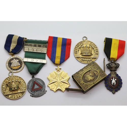 1585 - Mixed box of medals and badges. P&P Group 1 (£14+VAT for the first lot and £1+VAT for subsequent lot... 