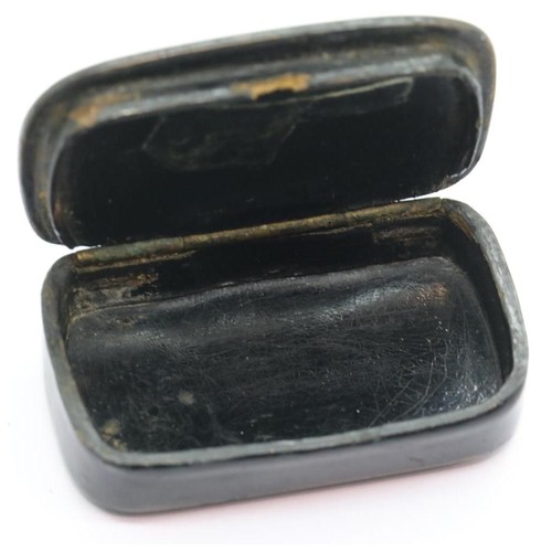 1586 - Georgian papier mache snuff box. P&P Group 1 (£14+VAT for the first lot and £1+VAT for subsequent lo... 