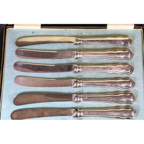 1632 - Six silver handled butter knives, boxed, Sheffield assay 1913. P&P Group 1 (£14+VAT for the first lo... 