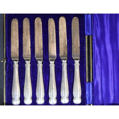 1635 - Boxed set of six silver handled butter knives. P&P Group 2 (£18+VAT for the first lot and £3+VAT for... 