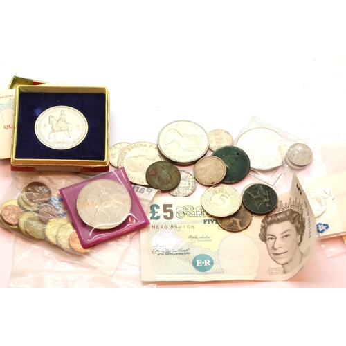 86 - Tub of mixed world coins including a £5 note. P&P Group 1 (£14+VAT for the first lot and £1+VAT for ... 