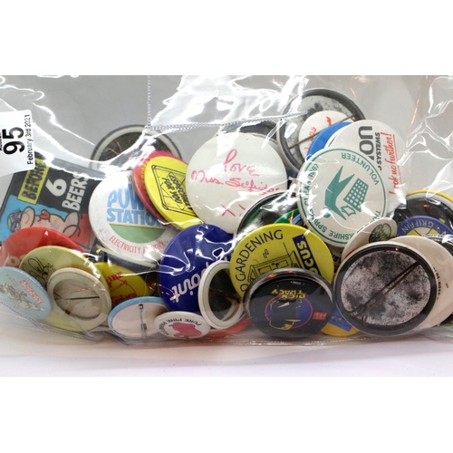 95 - Bag of mixed pin badges c1970-1980 including Midland Bank, Dulux, Airtours etc. P&P Group 1 (£14+VAT... 