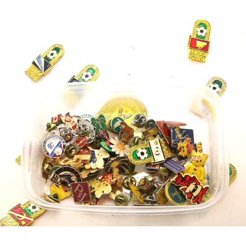 116 - Tub of various pin badges and sheet of Russian football team badge coins. P&P Group 1 (£14+VAT for t... 