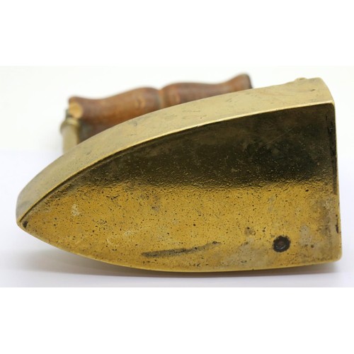 1385 - Brass flat iron with cast iron metal warmer, L: 13 cm. P&P Group 1 (£14+VAT for the first lot and £1... 