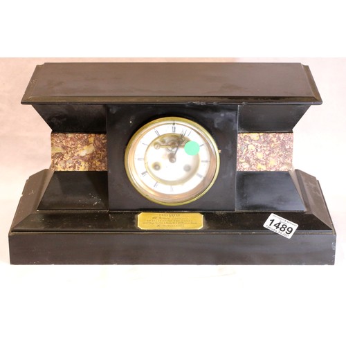 1489 - Victorian marble and slate cased chiming mantel clock with presentation plaque dated 1875, H: 25 cm,... 