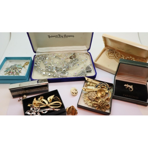 1156 - Selection of jewellery including 9ct gold pearl earrings and costume items. P&P Group 2 (£18+VAT for... 