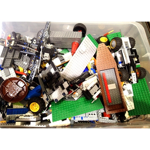 2348 - Quantity of Lego parts including figurines. P&P Group 2 (£18+VAT for the first lot and £3+VAT for su... 