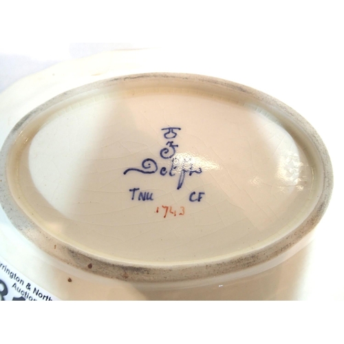 301 - Early Delft ribbed bowl, painted and gilt, L: 21 cm. P&P Group 2 (£18+VAT for the first lot and £3+V... 