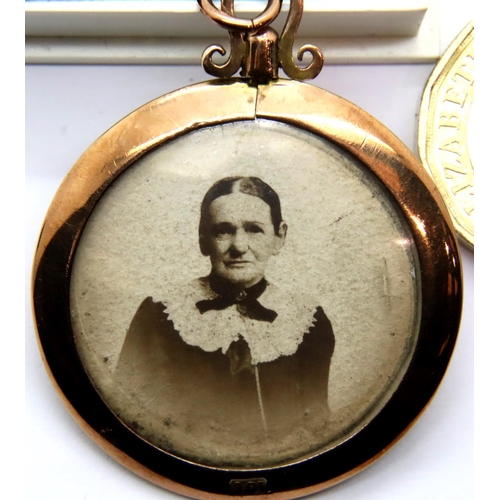 26 - 9ct gold growler Victorian photo pendant. P&P Group 1 (£14+VAT for the first lot and £1+VAT for subs... 