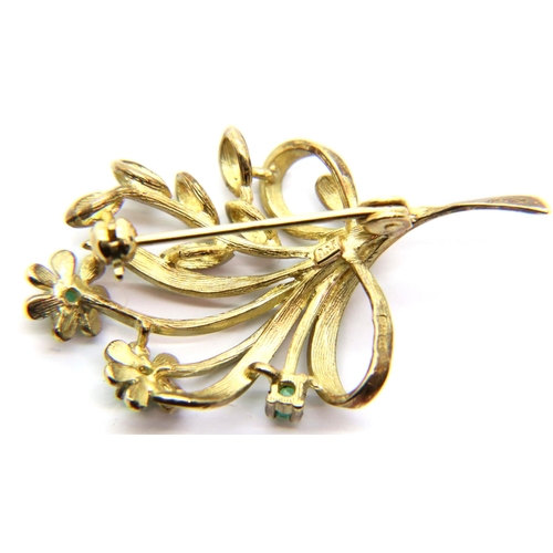 9 - 9 ct gold emerald set brooch. L: 38 mm. 3.9g.  P&P Group 1 (£14+VAT for the first lot and £1+VAT for... 