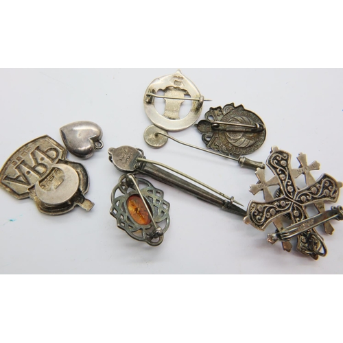 57 - Mixed silver brooches including Scottish examples.  P&P Group 1 (£14+VAT for the first lot and £1+VA... 