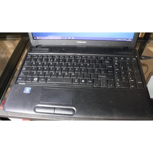 136 - Toshiba laptop model number Satellite C660D-14E with charger. P&P Group 3 (£25+VAT for the first lot... 