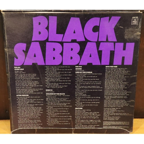 175 - Black Sabbath Master of Reality on Vertigo, Cover good, record with light surface scratches.  P&P Gr... 