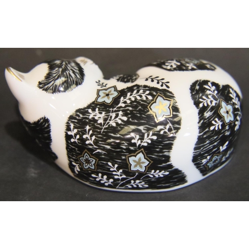 256 - Royal Crown Derby Misty the cat, L: 9cm. P&P Group 1 (£14+VAT for the first lot and £1+VAT for subse... 