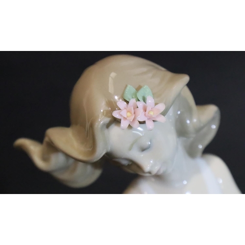 278 - Lladro, a large figurine of a girl with flowers, H: 31 cm. P&P Group 3 (£25+VAT for the first lot an... 