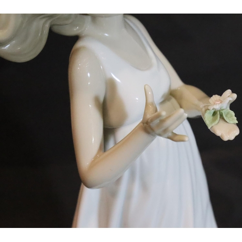 278 - Lladro, a large figurine of a girl with flowers, H: 31 cm. P&P Group 3 (£25+VAT for the first lot an... 