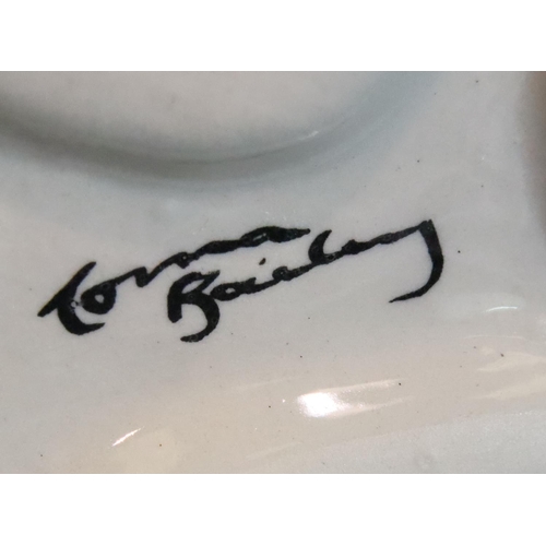 279 - Lorna Bailey cat Fluffy, H: 13cm . P&P Group 2 (£18+VAT for the first lot and £3+VAT for subsequent ... 