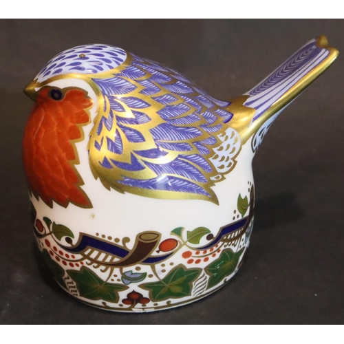 281 - Royal Crown Derby Robin Nesting with silver stopper. P&P Group 1 (£14+VAT for the first lot and £1+V... 